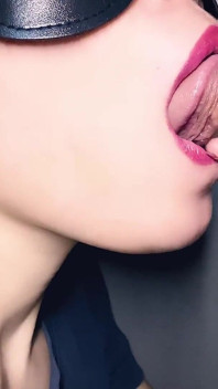Primo piano di kissy: dolce gioco orale