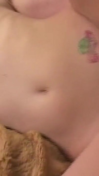 娇小的金发女郎肛交