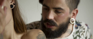 Verso Cinema: Heiße tätowierte teenagerin wird im dreier einer vorne, einer hinten