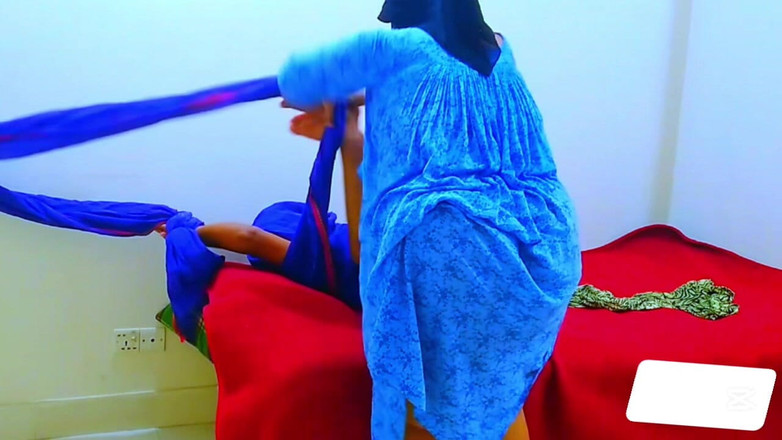 Aria Mia: 배다른 아들의 손을 묶고 남편이 집에 없을 때 인정사정 없는 섹스를 해주는 핫한 엄마