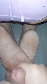 Vyvrcholení na zadek, pak kouření a sperma na její kalhotkové zadek