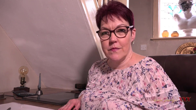 Aunt Judy's XXX: Je rondborstige rijpe baas Layla Bird geeft je een nieuwe...