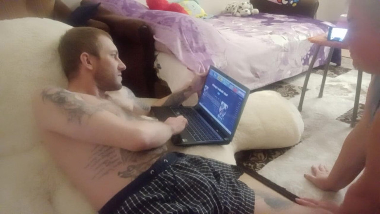 Zona901: I play on the computer I get jerked off and...