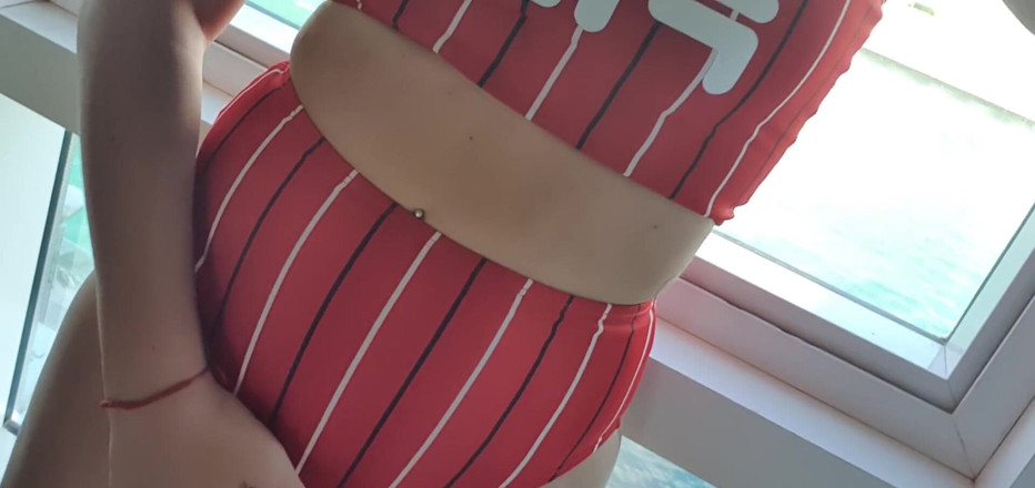 Limbetm: Osahávání kundičky poblíž okna sexy holky