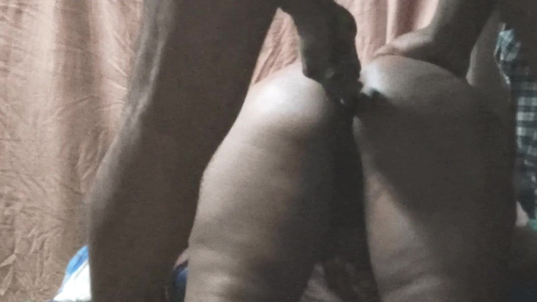 Indian anal: Mi cuñada disfrutando pero plug duro anal