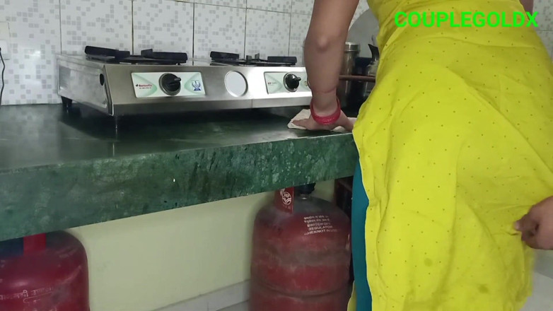 Sexy Komal: Gelber schlafanzug sieht sehr gut auf dir aus