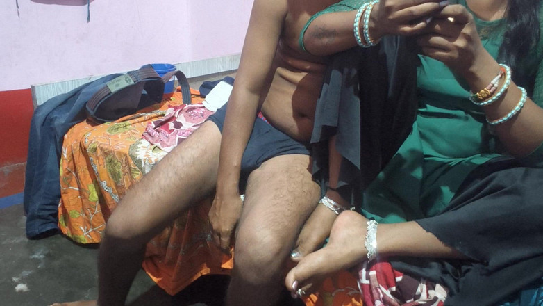 Sobha rani: 2025年最佳三人性爱：-rahul在打扫房子时吮吸他们的鸡巴，操了他的小嫂和妻子