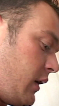 Blondýnka, která si právě nechala natáhnout zadek, vzrušeně roztáhne nohy pro kundičku creampie