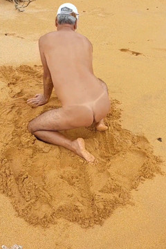 Ladysilvas: Ladysilva nackt am strand Zeigt ihren gebräunten arsch mit einem...