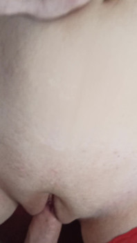 Orta yaşlı seksi kadın ıslak amının misyoner pozisyonunda sikilmesine izin veriyor