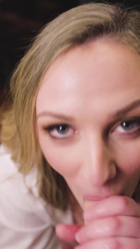 Najgorszy pracownik w historii - Clara Dee POV Blowjob