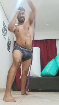 Sexy chlupatá Latinoameričanka cvičí doma