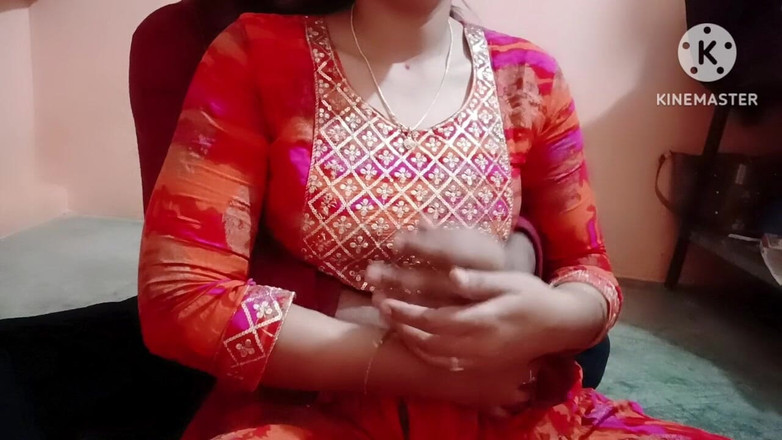 Madhu bhabhi: Tetek teman wanita kali pertama ditekan keras dan dicium.