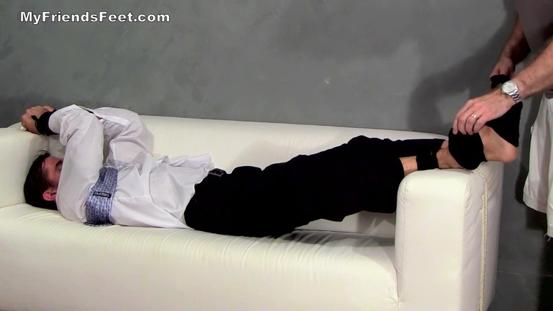 My friends feet: Gergin işadamı Clark yakalandı ve gıdıklandı