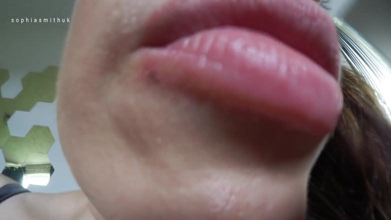 SophiaSmithUK: Hãy để tôi liếm bạn