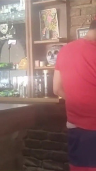 Brunetka milf zostaje zerżnięta od tyłu
