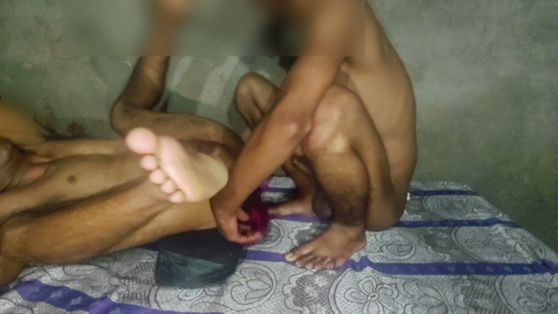 Damniraj: Un ragazzo indiano con un grosso, grosso cazzo scopa uno...