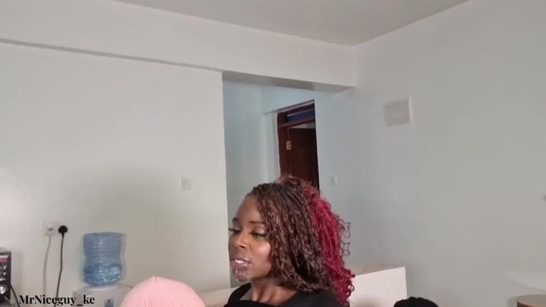 BBW queens: Una formosa culona nera africana ebano maneggia due uomini