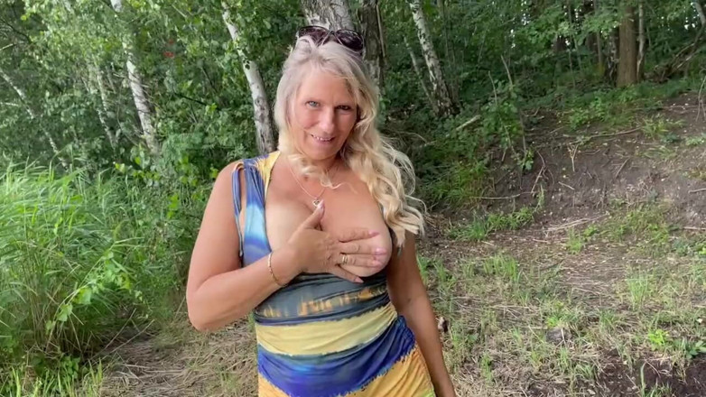 SweetSusi: Masturbation with a Vibrator on the Bench