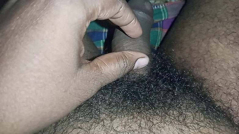 Hungry cliff: Паренек из Дубая в ванной мастурбирует с поцелуями