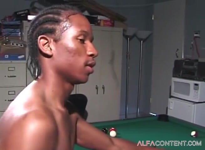 Gay show: Black Hunks mengongkek satu sama lain di atas meja biliard