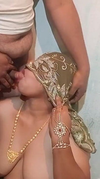Sexy muslimisches desi-mädchen nimmt tiefe kehle, sie leckt wie sahne