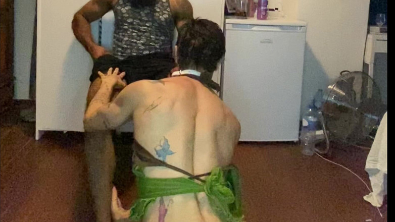 Wesley Bull: Một người phục tùng được đào tạo bài bản tận hưởng đôi chân...