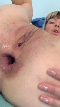 Gina dostane velkého černého ptáka do zadku
