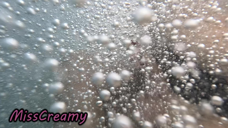 Miss Creamy: Openbare Zwembadstiefzus Dick Flash Risicovolle Aftrekbeurt Menigte Kijkt Naar Cumshot 4K