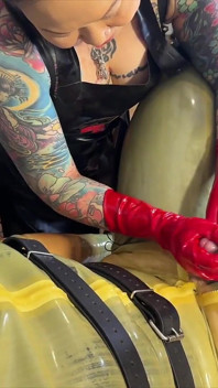 POV latexhandschuhe Doppeldomme handjob Edging necken mit Elektro Stim mit Madame Li Ying und unserem Gummi-Gimp