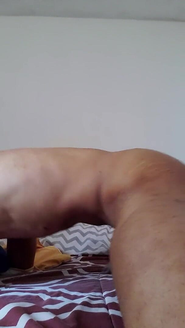 trebol_Jess: Naken brunett som leker med hans penis och röv