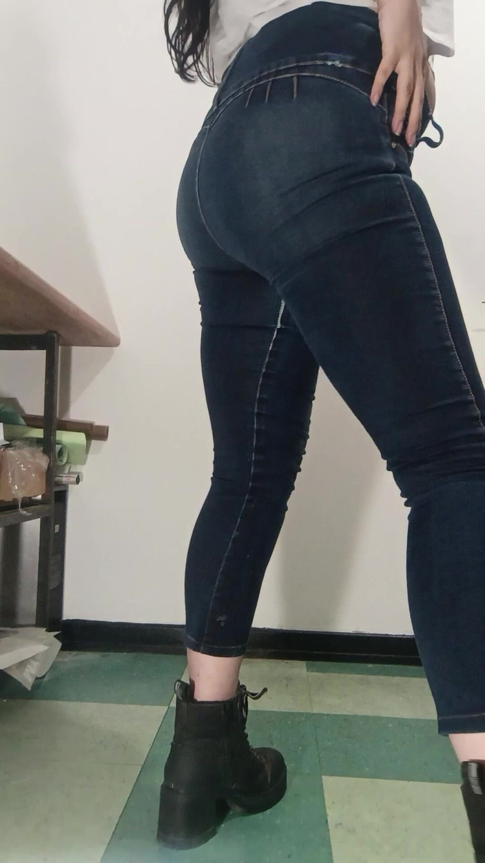 Golden domme: Modeln, getragene jeans