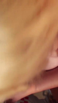 Une BBW blonde se fait baiser et éjaculer sur ses seins en POV