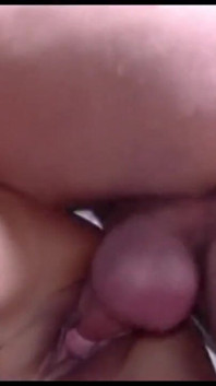 Une MILF baise la chatte en position de dogging