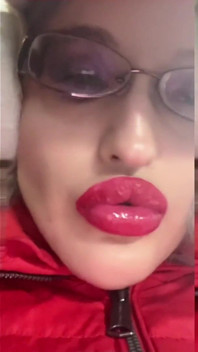 Aptal kadın kılıklıma dönüş - lip - findom goaldigger tarafından güzel yüze takıntılı klip için emiyor