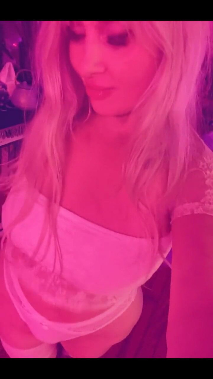 PaintedRose: Senin vücudunu benimkine yakın tutmak istiyorum, yatağa geliyor mu?