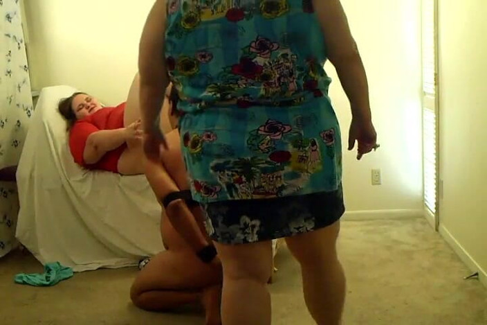 BBW nurse Vicki adventures with friends: Sklavenjunge wird dazu gebracht, muschi für seine herrin zu essen...