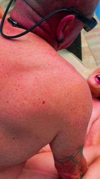 Tante seksi rambut pirang dientot di pinggir kolam renang