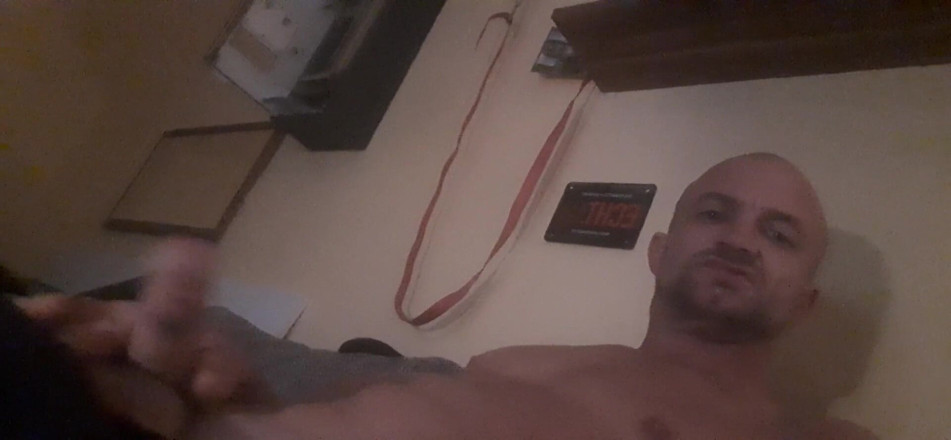 Horny young man: Masturbando em casa.