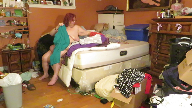 BBW nurse Vicki adventures with friends: Folding my laundry in the nude