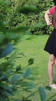 La schiava mila gioca con il suo culo contuso e bacchettato all'aperto