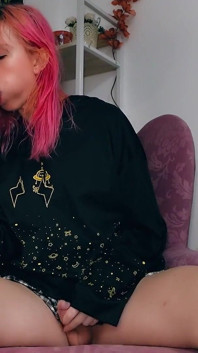 Joven mariquita realmente le gusta chupar la polla
