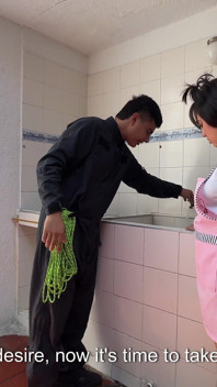 Saya merayu tukang paip saya untuk memenuhi fetish kotor saya dengan busurnya yang menarik dan akhirnya penuh dengan susu berkrimnya!
