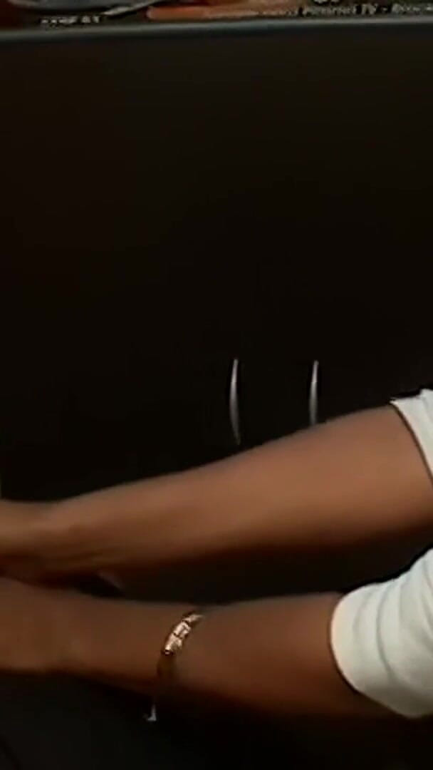 FetishKing Signature Vault Classics Fetish Movies: सेक्सी वर्चस्व वाली लड़कियों के चार हाथ बनाम एक बेवकूफ लड़का