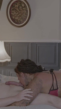 Cheyenne kocasının arkadaşı Oskar'ı baştan çıkarıyor