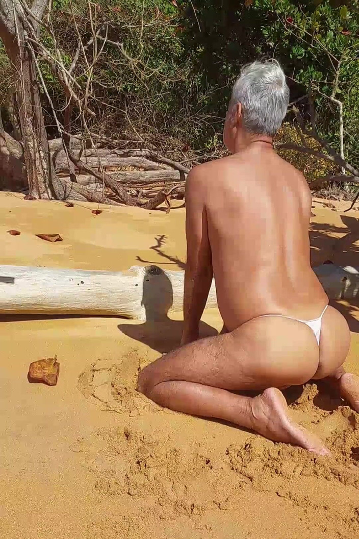 Ladysilvas: Ladysilva en bragas en la playa, que una zorra caliente...