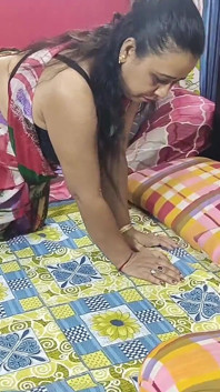 Indian Desi pokojówka i właściciel domu dotknij jej duże cycki i jebanie jej ciasne cipki hindi głos