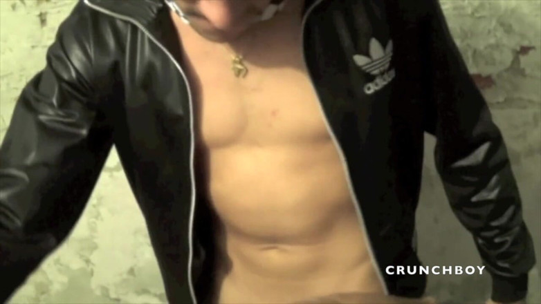 STRAIGHT BOY CURIOUS: Usato duro nel seminterrato in un ragazzo etero sexy curioso