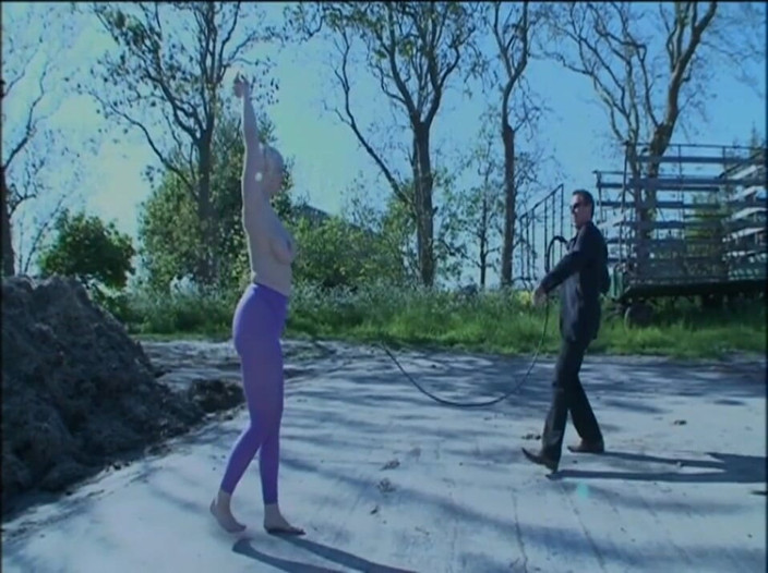 Absolute BDSM films - The original: Sexy blondýnka s obrovskými prsy ponižuje venku bičováním