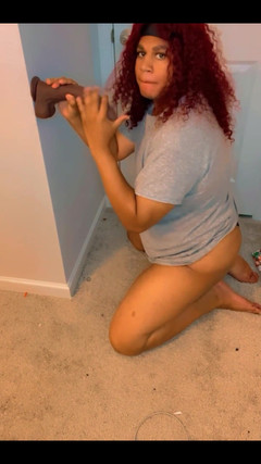 Hicktown_hoochi: În genunchi sugând un vibrator pulă mare și neagră